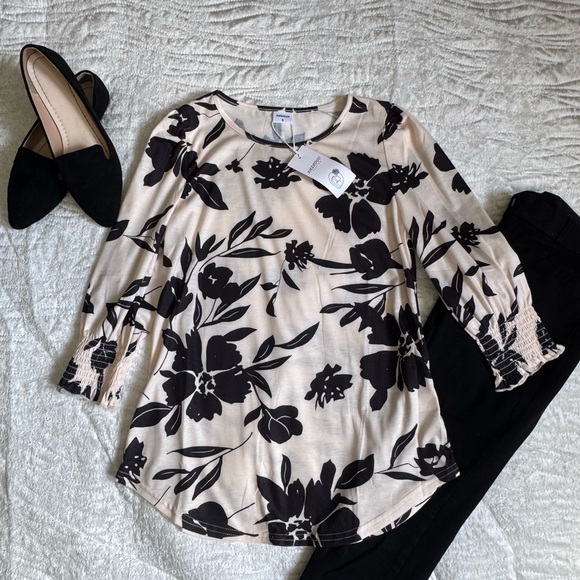 Tops - NWT! 🥰 Floral Print Women's Top - Black and Cream